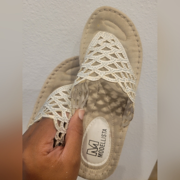 White Scalloped Laser-Cut Thong Sandals for Women - Picture 6 of 7